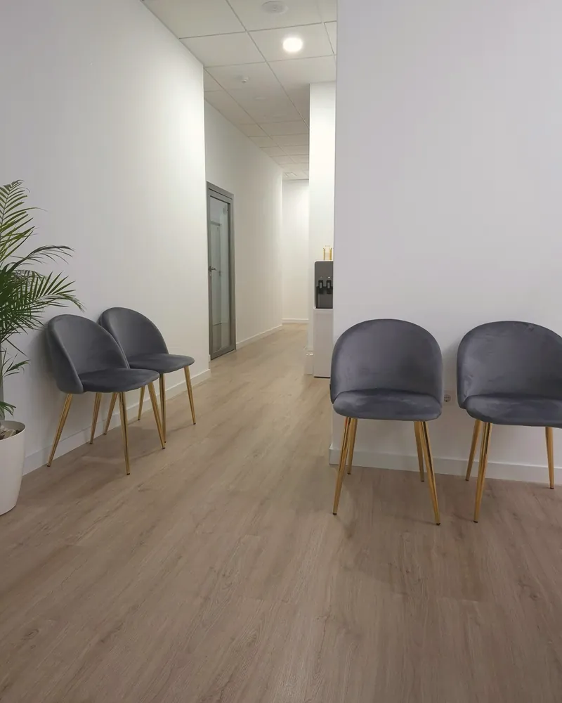 Sala de espera clara com cadeiras
